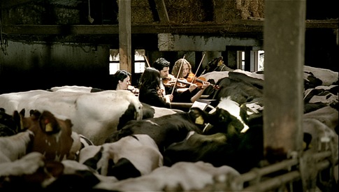 有趣的營(yíng)銷(xiāo)——德國(guó)多特蒙德音樂(lè)廳“音樂(lè)牛奶”營(yíng)銷(xiāo)——尚略中國(guó)品牌策劃與與廣告設(shè)計(jì)公司2 有趣的營(yíng)銷(xiāo)——德國(guó)多特蒙德音樂(lè)廳“音樂(lè)牛奶”營(yíng)銷(xiāo)——尚略中國(guó)品牌策劃與與廣告設(shè)計(jì)公司2