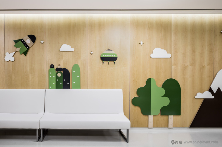 西班牙兒童腫瘤醫(yī)院Atencions內(nèi)部空間品牌形象設(shè)計(jì)-上海品牌形象設(shè)計(jì)公司6