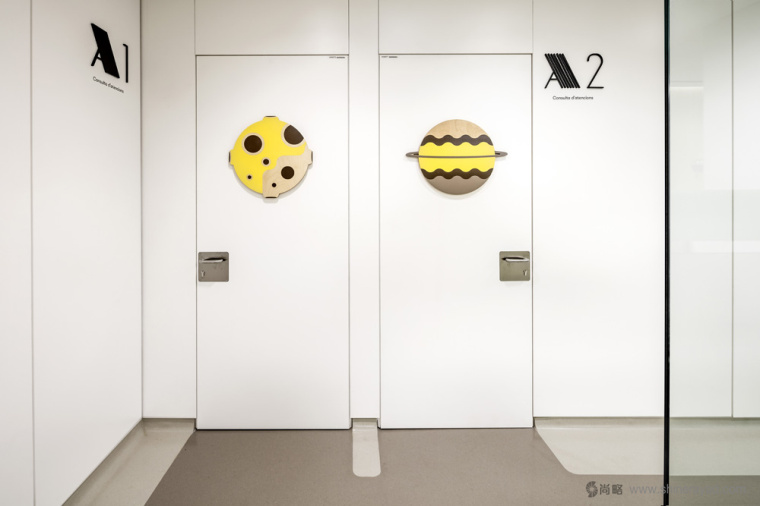 西班牙兒童腫瘤醫(yī)院Atencions內(nèi)部空間品牌形象設(shè)計(jì)與導(dǎo)視設(shè)計(jì)10 西班牙兒童腫瘤醫(yī)院Atencions內(nèi)部空間品牌形象設(shè)計(jì)與導(dǎo)視設(shè)計(jì)10