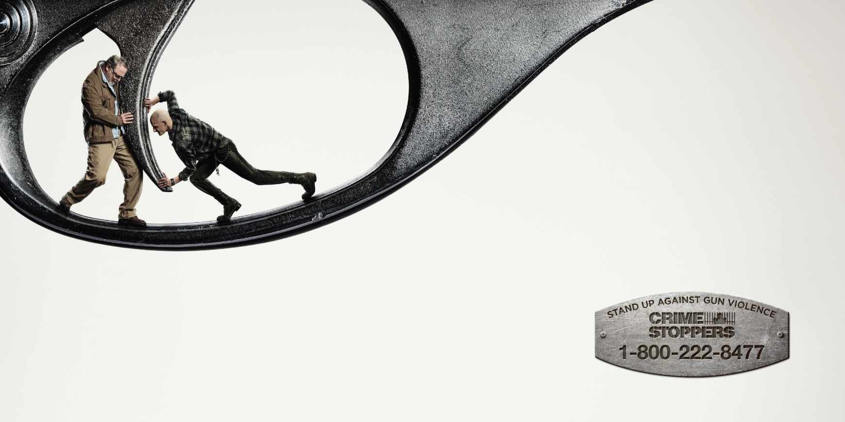 溫哥華報警熱線手槍篇公益平面廣告創(chuàng)意設(shè)計1