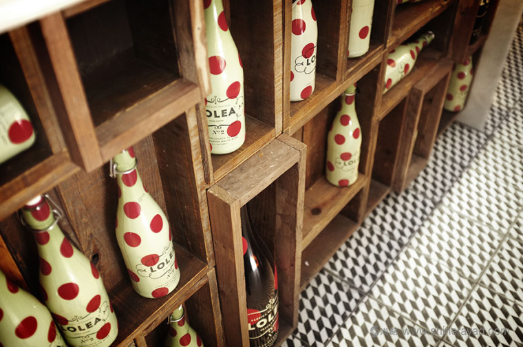 Lolea 氣泡酒品牌形象設(shè)計與包裝設(shè)計-餐廳展示效果1 Lolea 氣泡酒品牌形象設(shè)計與包裝設(shè)計-餐廳展示效果1