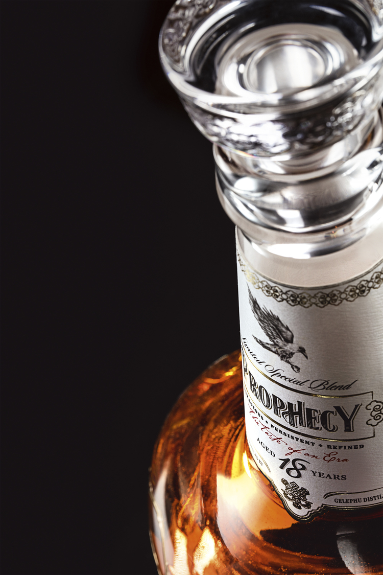 國外酒瓶包裝與造型設(shè)計(jì)案例欣賞：PROPHECY不丹國王紀(jì)念版包裝設(shè)計(jì)瓶型設(shè)計(jì)4