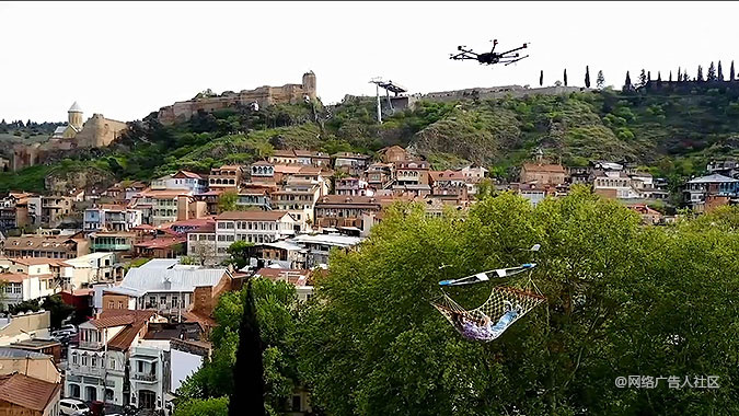 戶外營銷推廣活動——格魯吉亞啤酒惡搞營銷“無人機(jī)高空吊床”篇