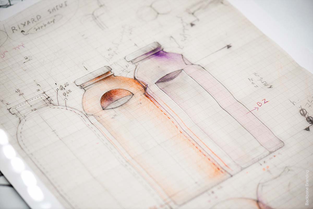 被咬了一口的Yan天然健康有機(jī)果汁飲料產(chǎn)品包裝設(shè)計瓶型設(shè)計