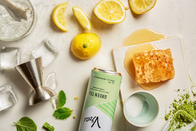 Vrai 品牌灌裝伏特加雞尾酒包裝設(shè)計(jì)清爽“V”字母版式