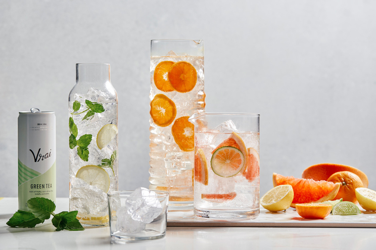 Vrai 品牌灌裝伏特加雞尾酒包裝設(shè)計(jì)清爽“V”字母版式