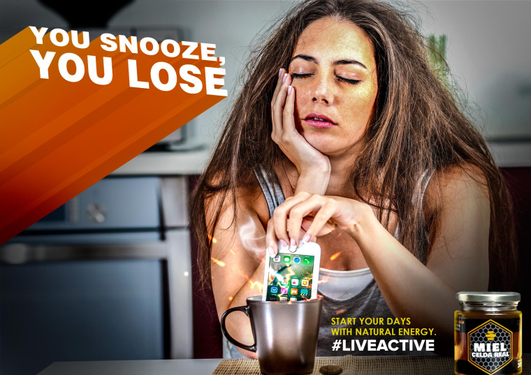 塞爾達真蜜蜂蜜平面廣告創(chuàng)意設(shè)計欣賞“喝水丟手機打盹”篇-上海廣告策劃設(shè)計公司