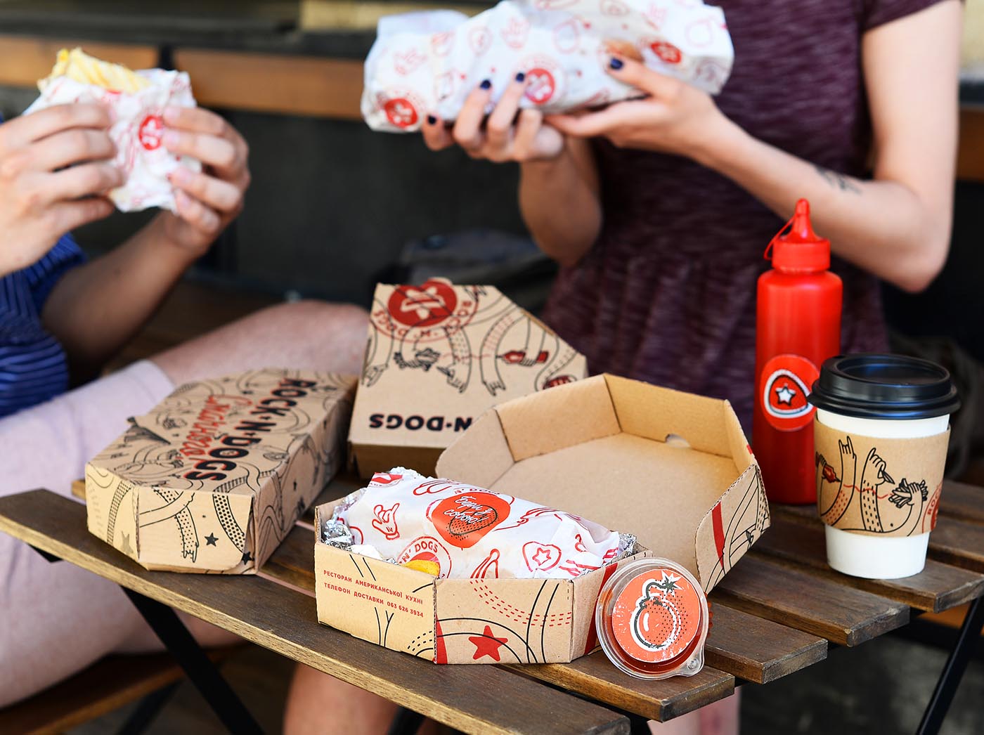 上海品牌包裝設(shè)計(jì)公司欣賞:ROCK ''''N DOG外賣快餐盒手繪插畫包裝設(shè)計(jì) 上海品牌包裝設(shè)計(jì)公司欣賞:ROCK ''''N DOG外賣快餐盒手繪插畫包裝設(shè)計(jì)