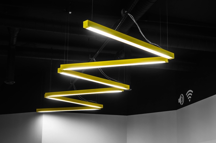 Droids On Roids 黃色閃電和曲折主題辦公室室內(nèi)空間設(shè)計(jì)項(xiàng)目