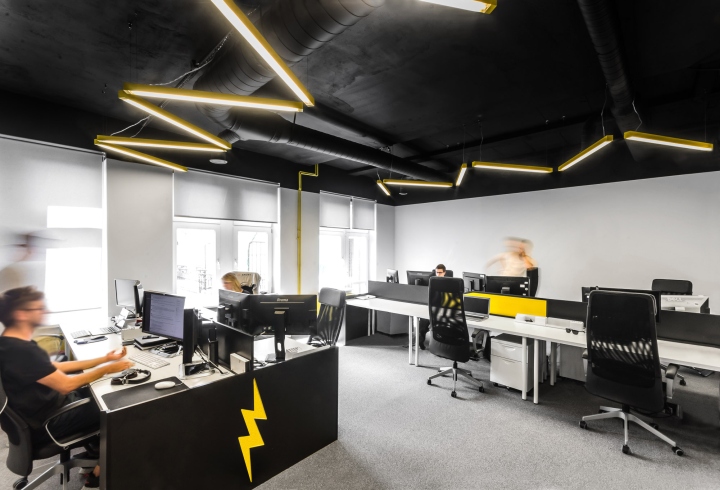 Droids On Roids 黃色閃電和曲折主題辦公室室內(nèi)空間設(shè)計(jì)項(xiàng)目