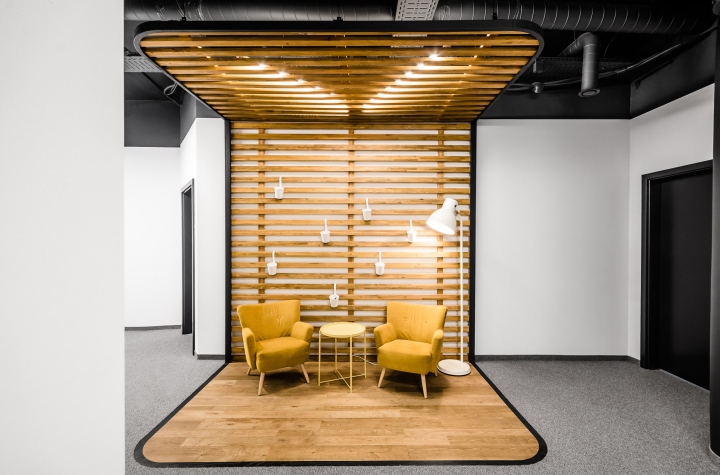 Droids On Roids 黃色閃電和曲折主題辦公室室內(nèi)空間設(shè)計(jì)項(xiàng)目-熱鬧的游戲室和廚房