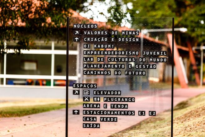 lugMinas導(dǎo)視系統(tǒng)設(shè)計-安裝在透明亞克力上，可隨意改動導(dǎo)視信息-上海導(dǎo)視設(shè)計公司