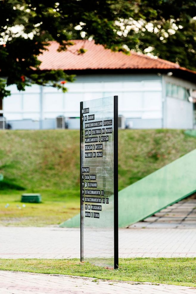 lugMinas導(dǎo)視系統(tǒng)設(shè)計-安裝在透明亞克力上，可隨意改動導(dǎo)視信息-上海導(dǎo)視設(shè)計公司