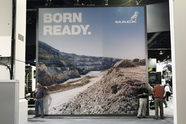 美國(guó)MACK重卡卡車品牌斗牛犬新標(biāo)志設(shè)計(jì)VI設(shè)計(jì)-海報(bào)設(shè)計(jì)-上海VI設(shè)計(jì)公司