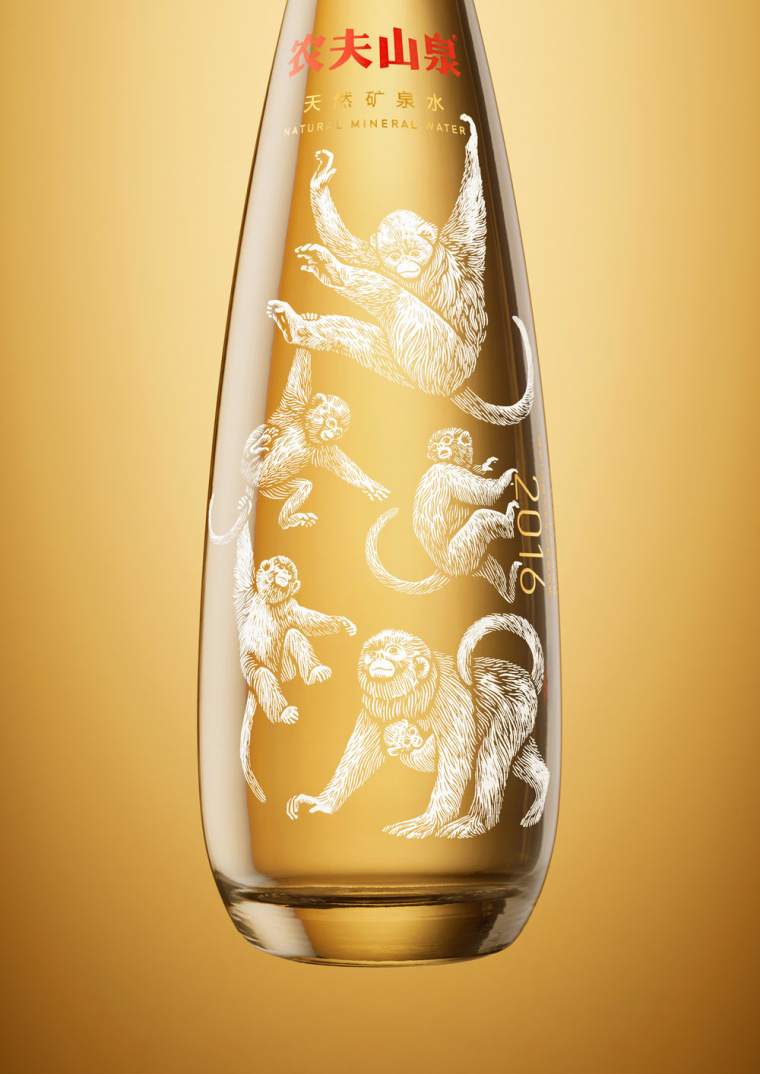 農(nóng)夫山泉猴年限量版礦泉水包裝設(shè)計(jì)-頑皮的猴子插畫風(fēng)-上海包裝設(shè)計(jì)公司欣賞