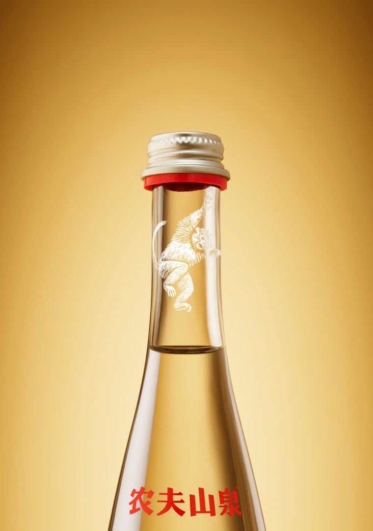 農(nóng)夫山泉猴年限量版礦泉水包裝設(shè)計(jì)-頑皮的猴子插畫風(fēng)-上海包裝設(shè)計(jì)公司欣賞