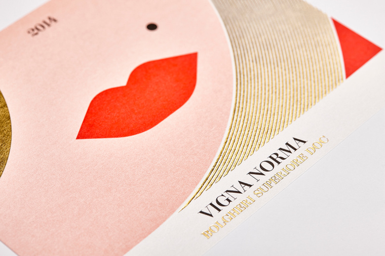 Nuceria Group國外酒文化宣傳畫冊設(shè)計“瓶子里的故事”-諾瑪和紅酒