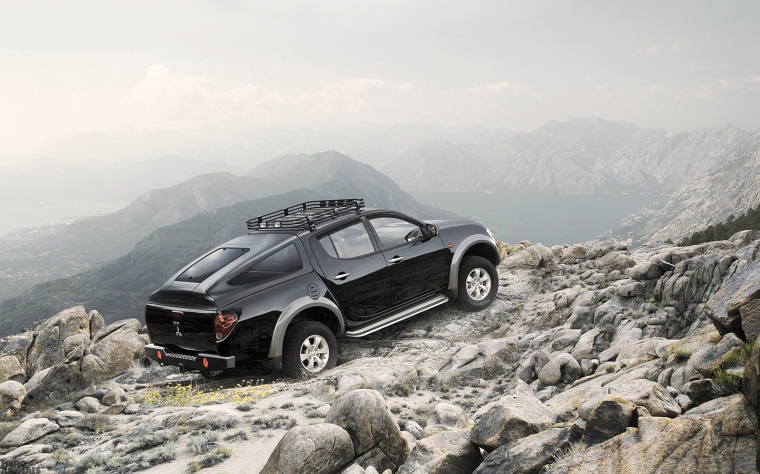 上海海報設(shè)計公司欣賞：奇幻的汽車創(chuàng)意海報設(shè)計