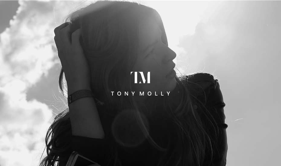 優(yōu)雅奢華的時裝設(shè)計師品牌會標(biāo)logo設(shè)計-上海尚略logo設(shè)計公司 優(yōu)雅奢華的時裝設(shè)計師品牌會標(biāo)logo設(shè)計-上海尚略logo設(shè)計公司