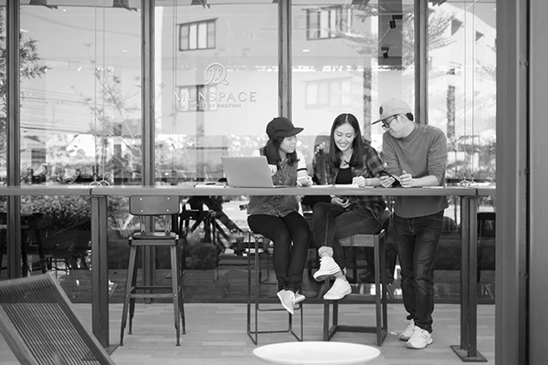 MUNSPACE咖啡（店）品牌形象設(shè)計(jì)logo設(shè)計(jì)，簡(jiǎn)約心形符號(hào)+字母M