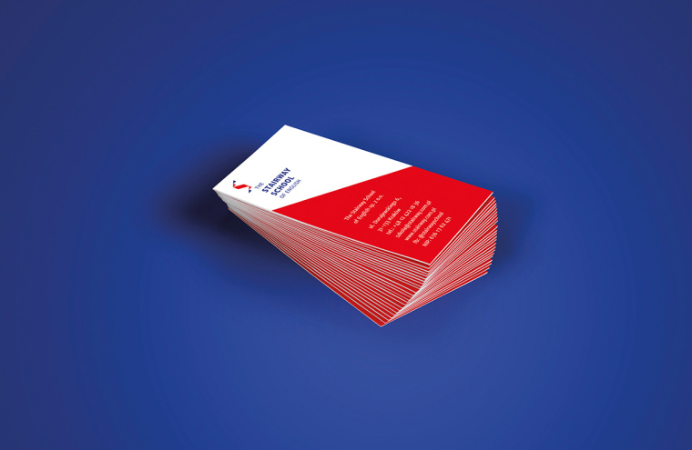 Stairway學(xué)校階梯狀標(biāo)志設(shè)計，取自英國國旗的三角元素