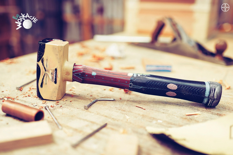 阿司匹林藥物平面廣告創(chuàng)意設(shè)計(jì)，擬物化的表現(xiàn)形式傳達(dá)藥物的特色-榔頭