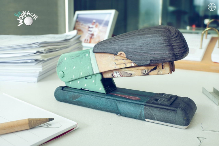 阿司匹林藥物平面廣告創(chuàng)意設(shè)計(jì)，擬物化的表現(xiàn)形式傳達(dá)藥物的特色-訂書(shū)機(jī)