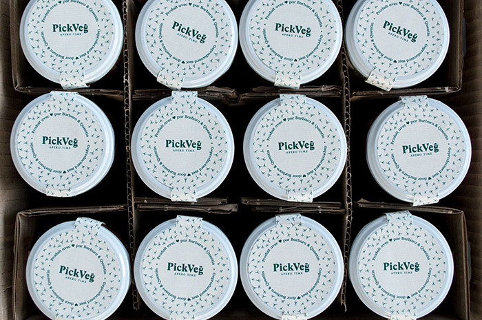 PickVeg 開胃咸菜休閑食品包裝設(shè)計(jì)，減輕生活壓力的小雞嘻哈插畫風(fēng)格