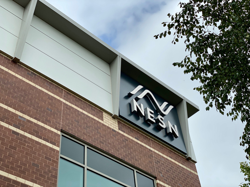 新英格蘭體育網(wǎng)NESN更新logo設(shè)計-汽車車身logo效果