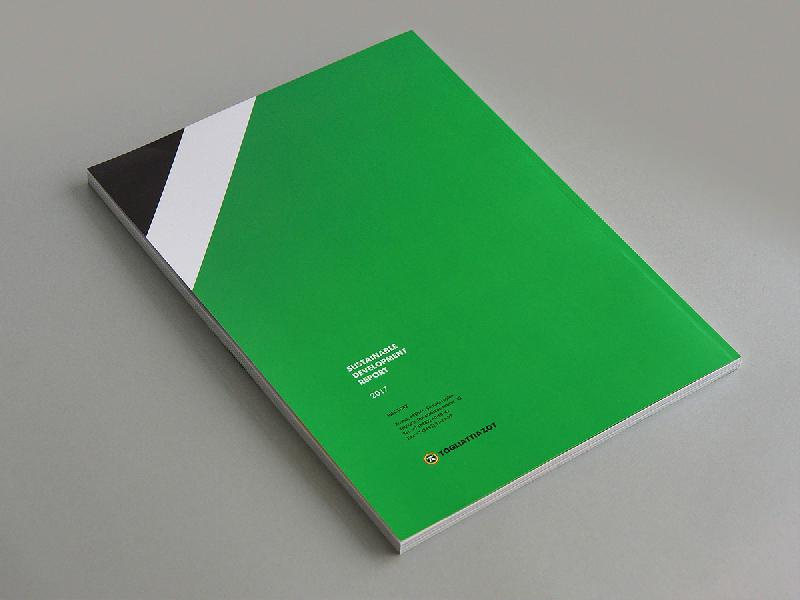 Togliattiazot 2017年企業(yè)可持續(xù)發(fā)展報告宣傳冊設(shè)計，斜杠條紋風(fēng)格
