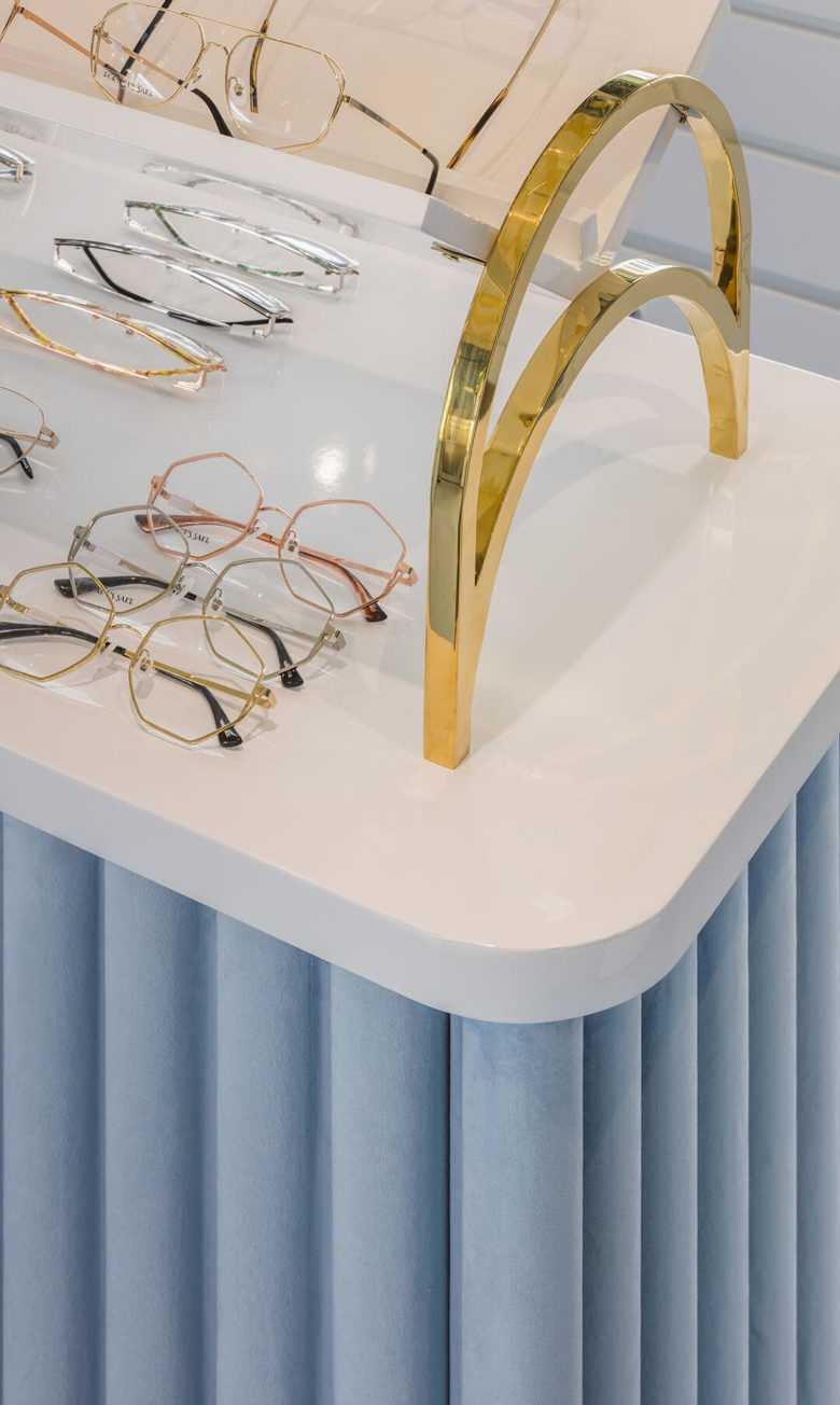 Art''''s Sake 眼鏡旗艦店店鋪空間設(shè)計(jì)，鏡面拋光黃銅和高光澤度白色木材