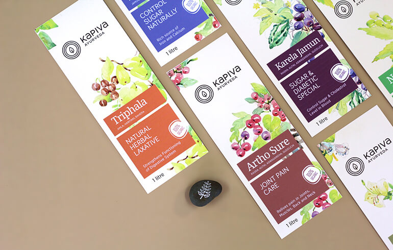 Kapiva水果系列營(yíng)養(yǎng)補(bǔ)充劑包裝設(shè)計(jì)包裝設(shè)計(jì)，嚴(yán)謹(jǐn)?shù)纳珘K加植物插圖