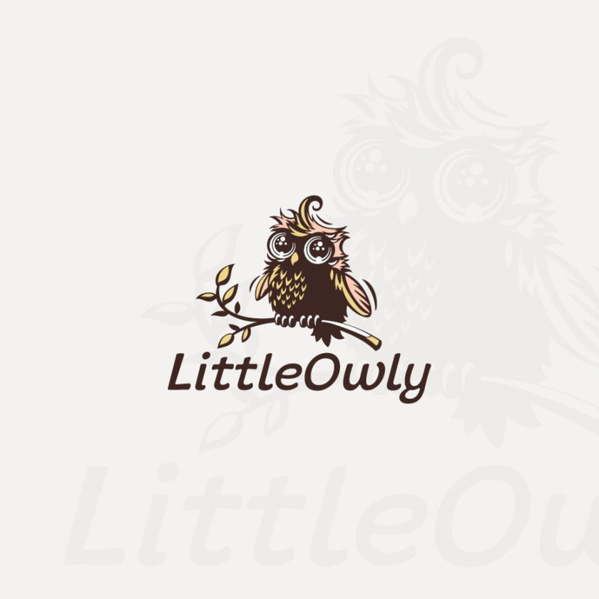 可愛的少兒特征logo設(shè)計(jì)-大眼睛貓頭鷹與文本“LittleOwly”的樹枝上，動(dòng)物logo