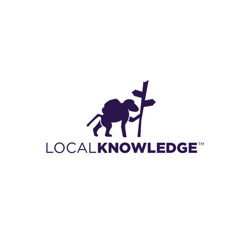 一個(gè)狒狒的剪影有支持signpole的背包的旅游logo設(shè)計(jì)