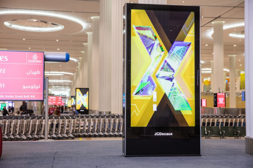 DXB迪拜機場X形箭頭logo設(shè)計與品牌形象設(shè)計，源自品牌理念“內(nèi)在的驚喜”