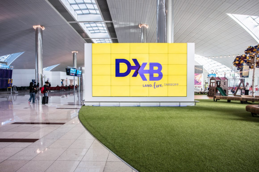 DXB迪拜機場X形箭頭logo設(shè)計與品牌形象設(shè)計，源自品牌理念“內(nèi)在的驚喜”