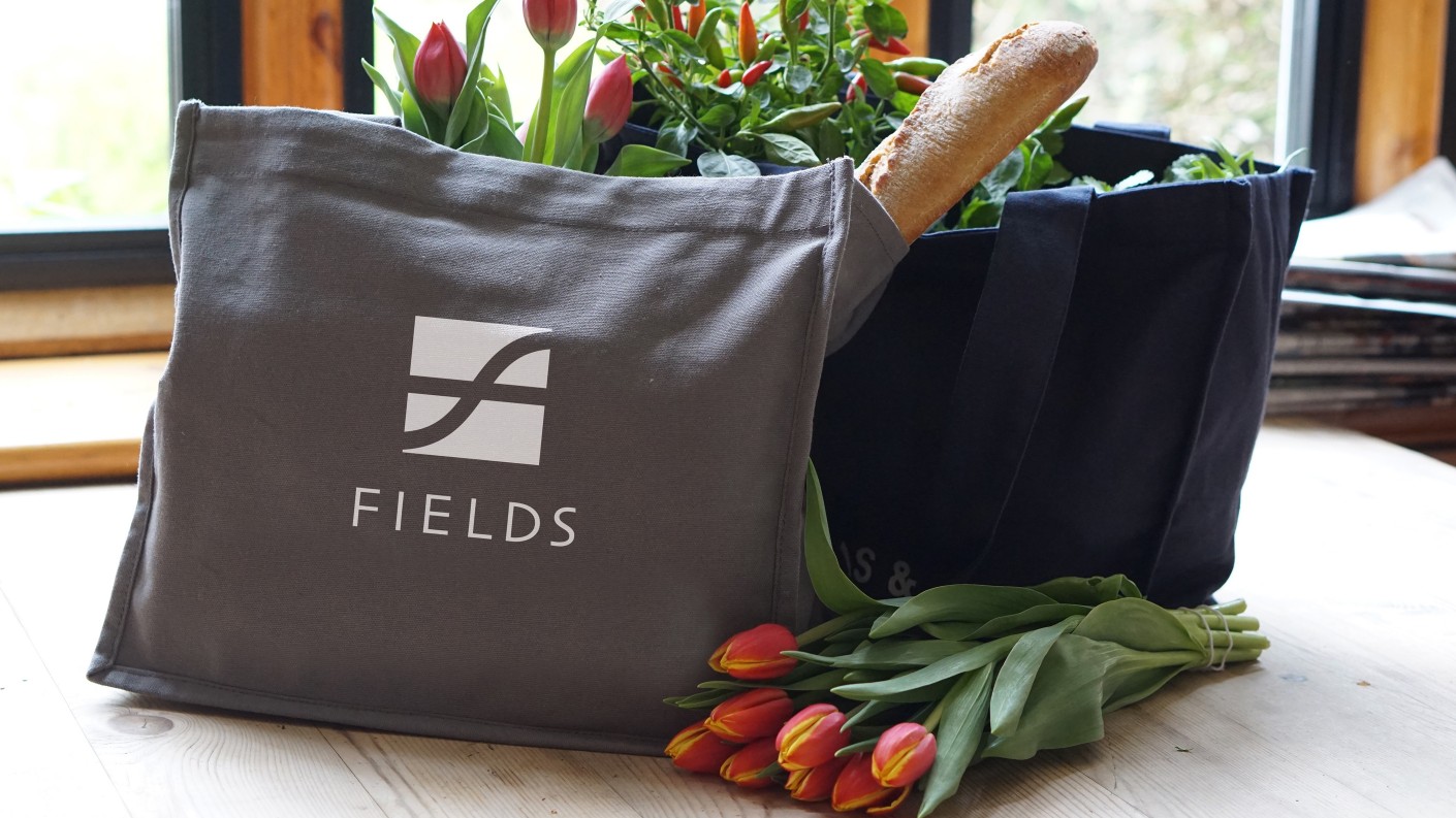 Fields菲爾茲莊園社區(qū)住宅地產(chǎn)logo設(shè)計,彎曲“F”表示河流和干道的交叉 Fields菲爾茲莊園社區(qū)住宅地產(chǎn)logo設(shè)計,彎曲“F”表示河流和干道的交叉