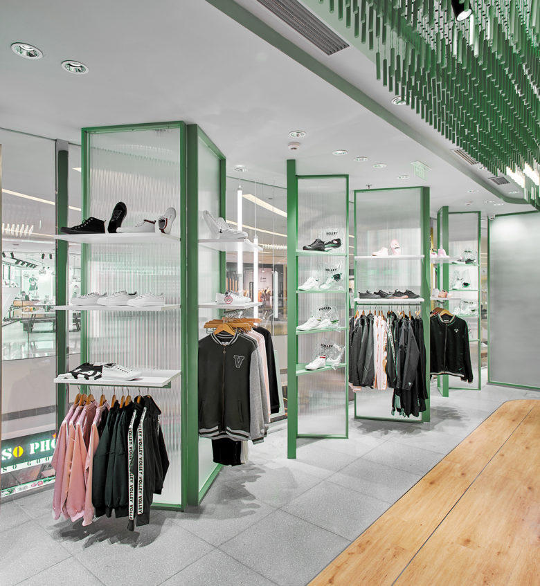 volley 休閑運(yùn)動(dòng)鞋專賣店店鋪設(shè)計(jì)，活力綠色+通透玻璃貨架設(shè)計(jì)
