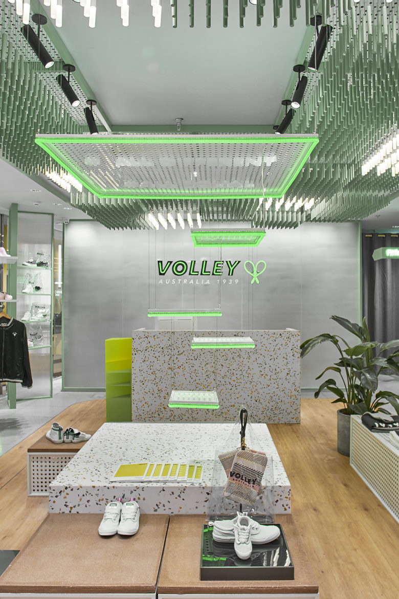 volley 休閑運(yùn)動(dòng)鞋專賣店店鋪空間設(shè)計(jì)，活力綠色+通透玻璃貨架設(shè)計(jì)