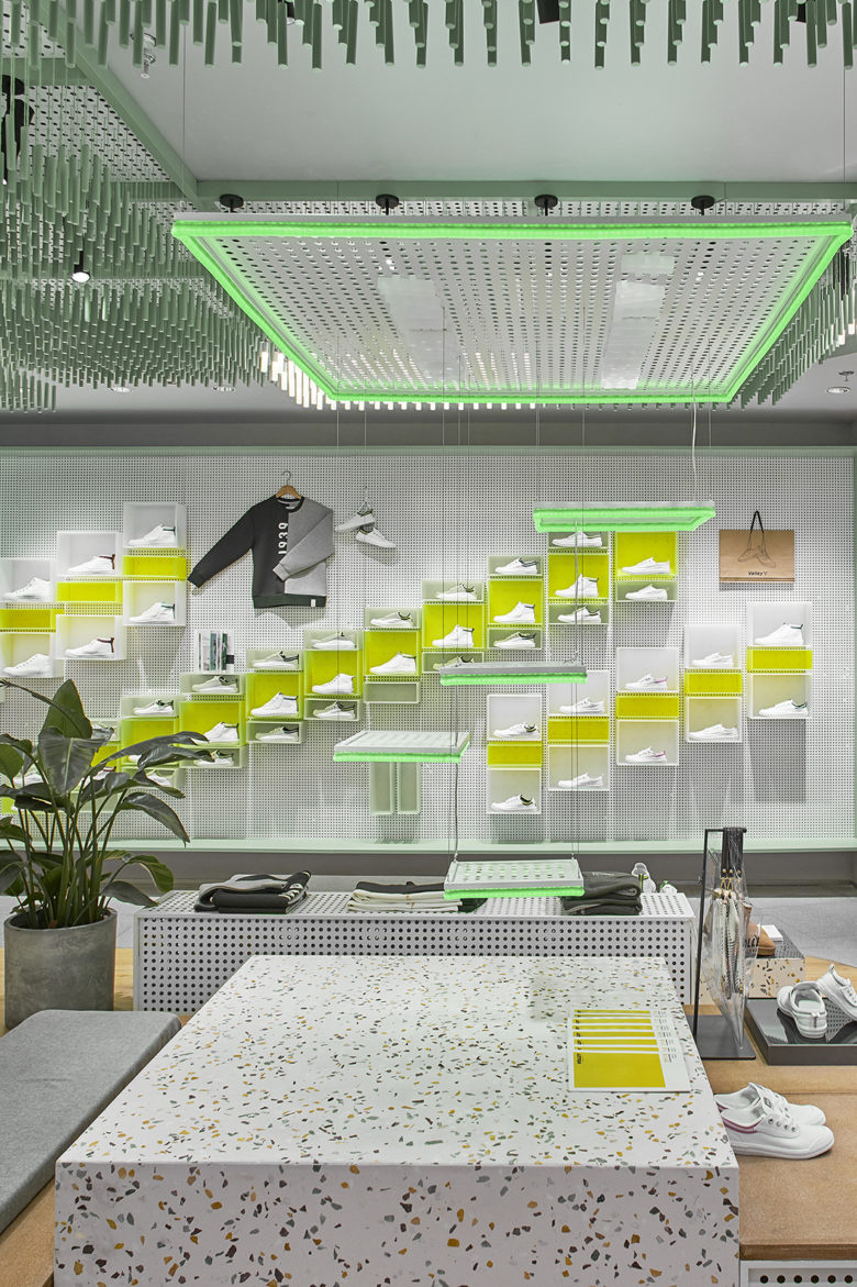 volley 休閑運(yùn)動(dòng)鞋專賣店店鋪空間設(shè)計(jì)，活力綠色+通透玻璃貨架設(shè)計(jì)