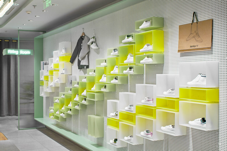 volley 休閑運(yùn)動(dòng)鞋專賣店店鋪空間設(shè)計(jì)，活力綠色+通透玻璃貨架設(shè)計(jì)