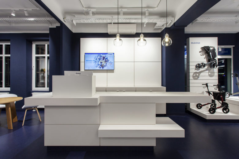 SEEGER醫(yī)療用品商店空間設(shè)計(jì)，地板墻壁的深藍(lán)色與純白色家具形成鮮明對比