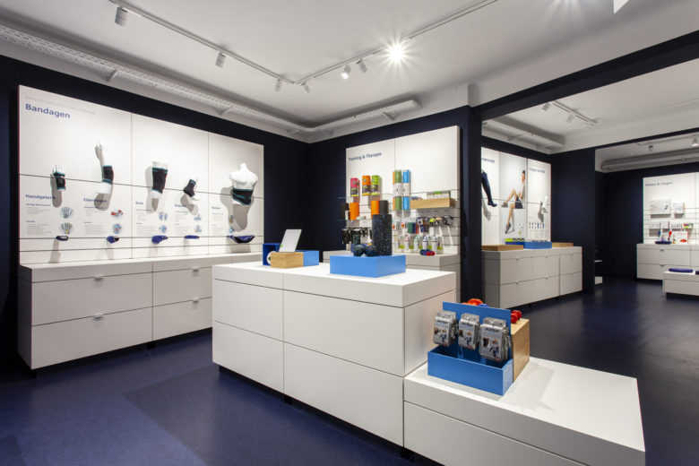 SEEGER醫(yī)療用品商店空間設(shè)計(jì)，地板墻壁的深藍(lán)色與純白色家具形成鮮明對比