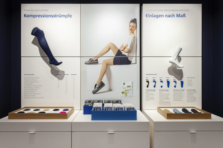 SEEGER醫(yī)療用品商店空間設(shè)計(jì)，地板墻壁的深藍(lán)色與純白色家具形成鮮明對比