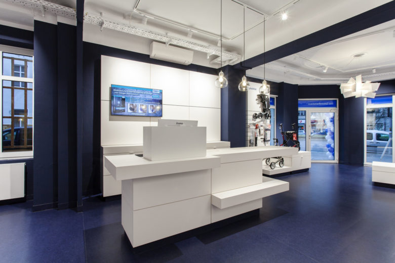 SEEGER醫(yī)療用品商店空間設(shè)計(jì)，地板墻壁的深藍(lán)色與純白色家具形成鮮明對比