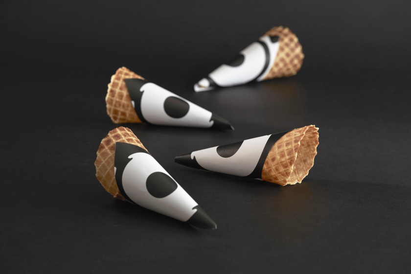 Naturals Now 黑白風(fēng)格冰淇淋包裝設(shè)計(jì),像奶油流動的白色大寫字母now Naturals Now 黑白風(fēng)格冰淇淋包裝設(shè)計(jì),像奶油流動的白色大寫字母now