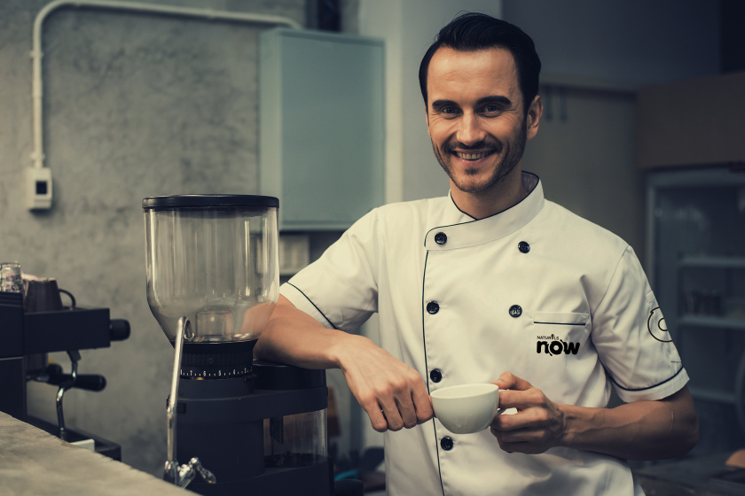 Naturals Now 黑白風(fēng)格冰淇淋包裝設(shè)計(jì),像奶油流動的白色大寫字母now Naturals Now 黑白風(fēng)格冰淇淋包裝設(shè)計(jì),像奶油流動的白色大寫字母now