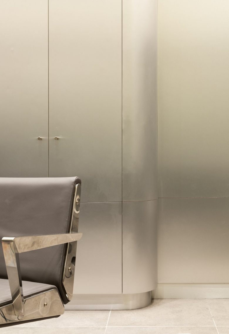 éclat Atelier美發(fā)沙龍店鋪空間設(shè)計(jì)“銀色墻壁太空時(shí)代外觀”