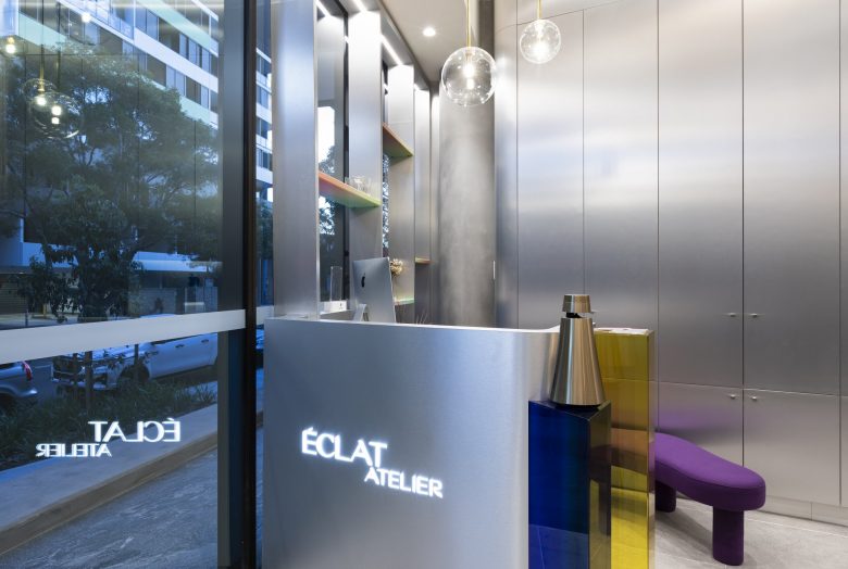 éclat Atelier美發(fā)沙龍店鋪空間設(shè)計(jì)“銀色墻壁太空時(shí)代外觀”