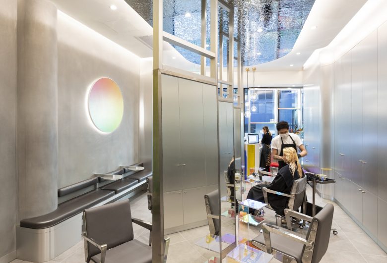 éclat Atelier美發(fā)沙龍店鋪空間設(shè)計(jì)“銀色墻壁太空時(shí)代外觀”